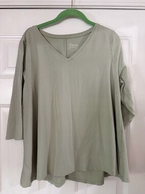 Denim & Co Essentials Women's Sage V-Neck 3/4 sleeve swing Top. Size L